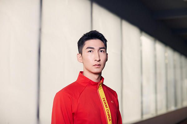吉米·韦恩知道自己今天是在劫难逃了，于是也只能无奈的点了点头，将自己的证件和配枪都摘了下来，随后看着马岚，一脸哀求的说道：马女士，刚才我只是一时心急，实在不是有意要伤害你，还希望您能够原谅我这一次。